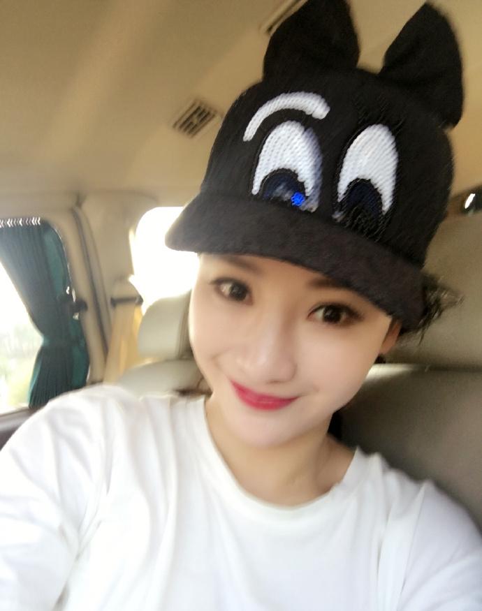 柳岩疯狂晒自拍扮可爱