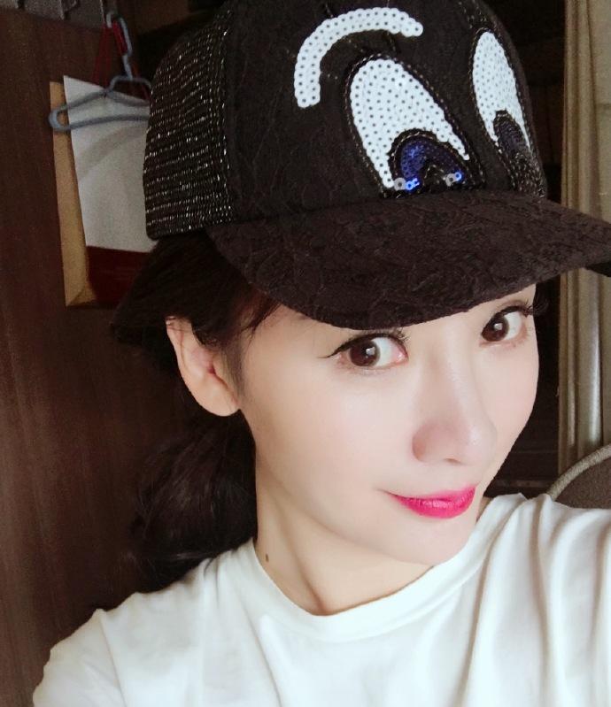 柳岩疯狂晒自拍扮可爱