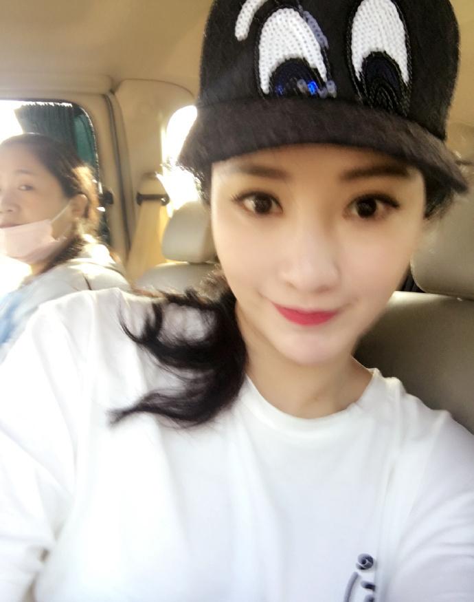 柳岩疯狂晒自拍扮可爱