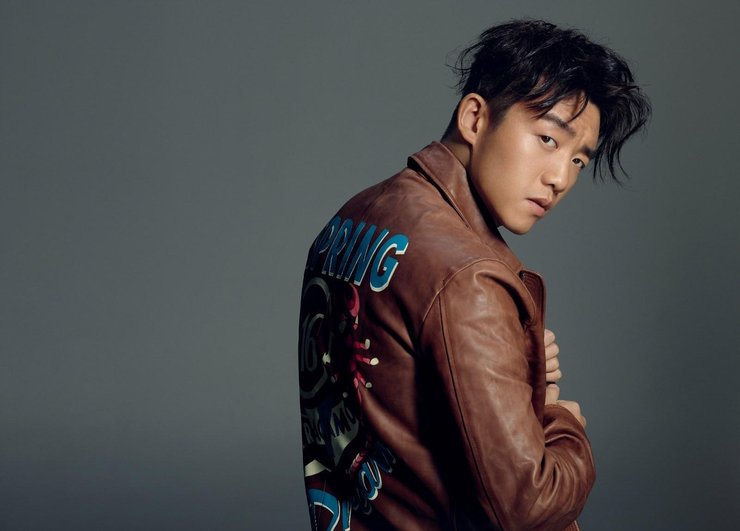 郑恺曝棕色皮衣时尚写真展型男魅力