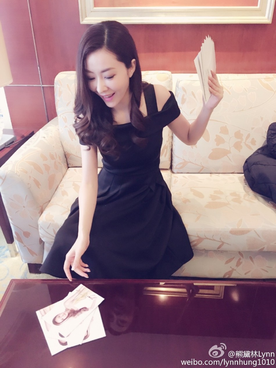 熊黛林嘟嘴晒签名照 晋升人妻后更加迷人了