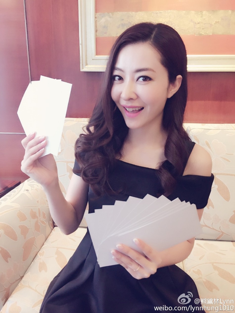 熊黛林嘟嘴晒签名照 晋升人妻后更加迷人了