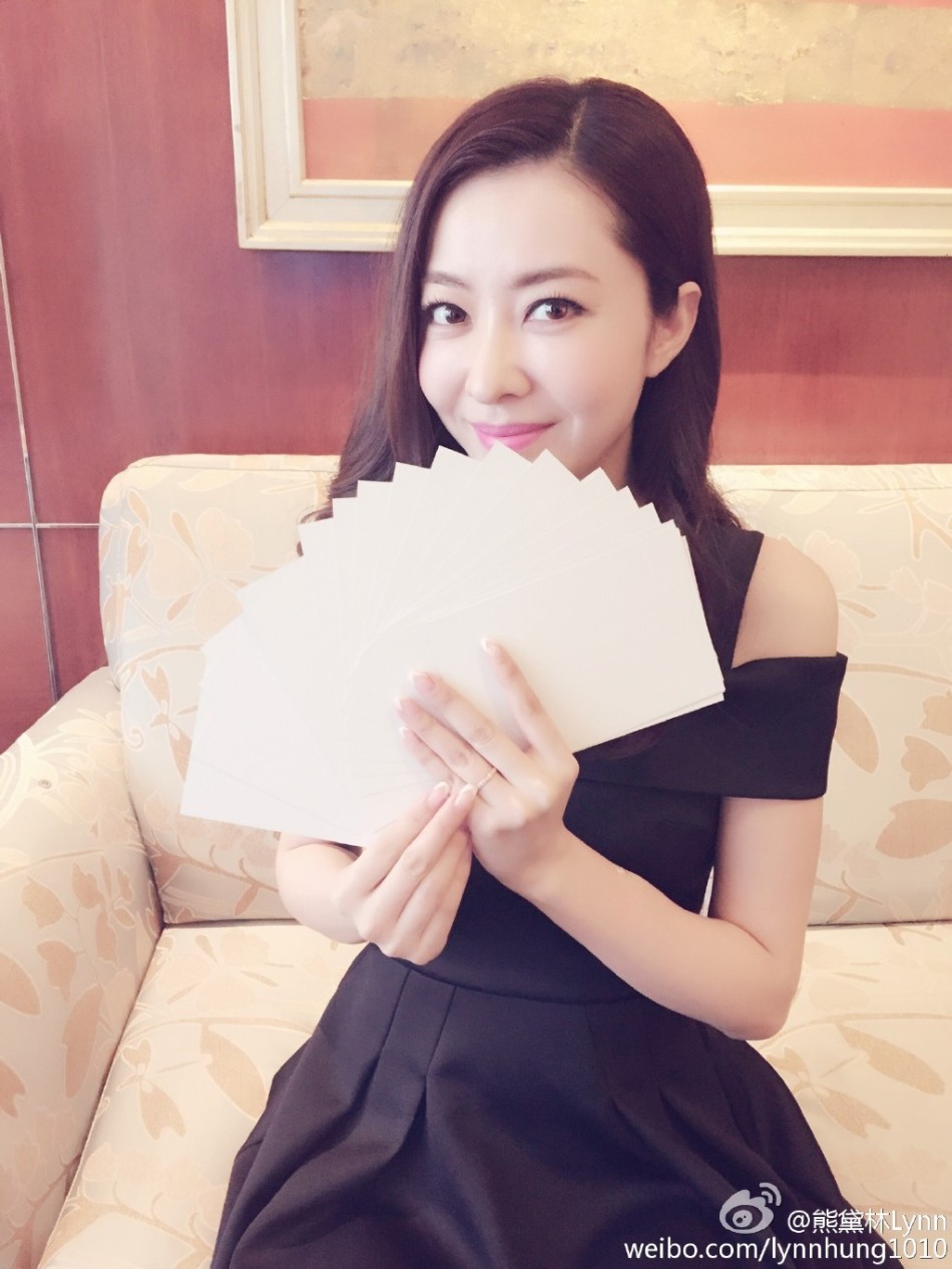熊黛林嘟嘴晒签名照 晋升人妻后更加迷人了