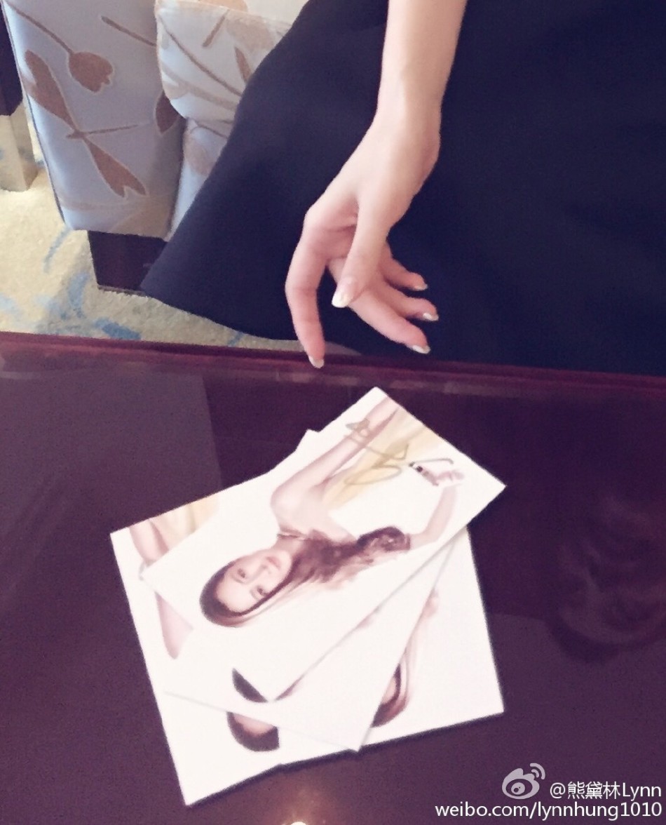 熊黛林嘟嘴晒签名照 晋升人妻后更加迷人了