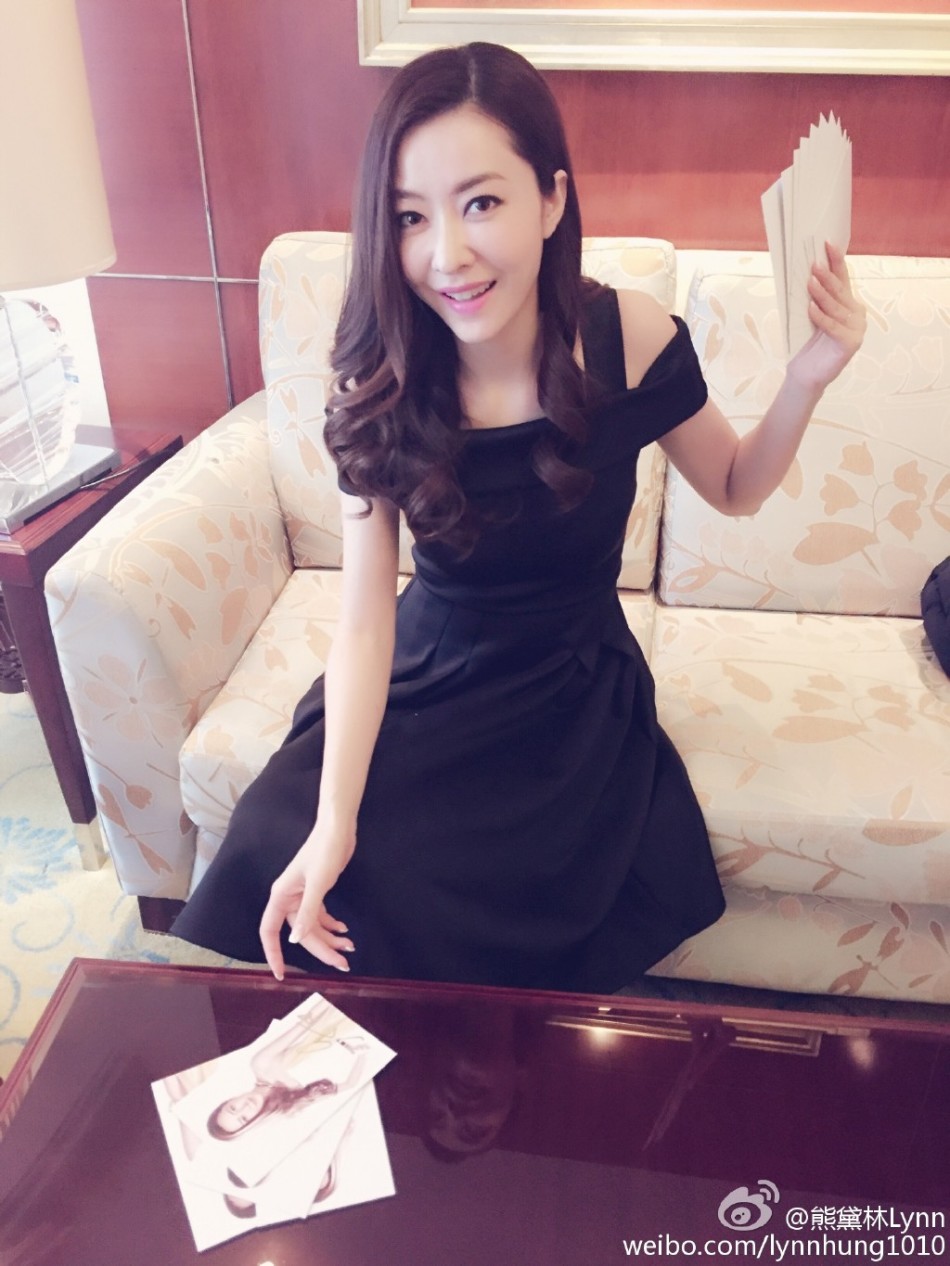 熊黛林嘟嘴晒签名照 晋升人妻后更加迷人了