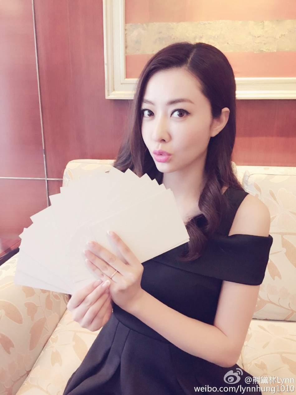 熊黛林嘟嘴晒签名照 晋升人妻后更加迷人了