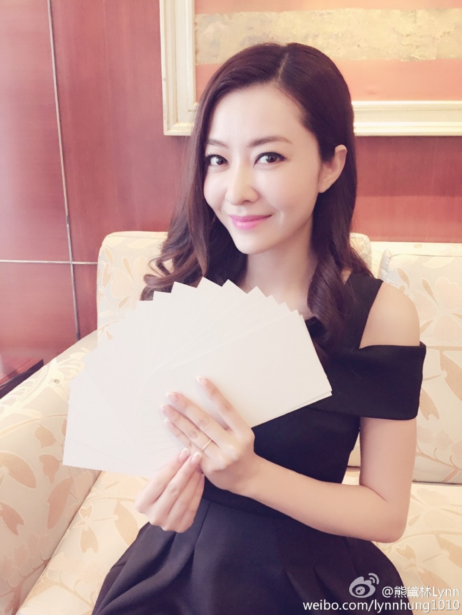熊黛林嘟嘴晒签名照 晋升人妻后更加迷人了