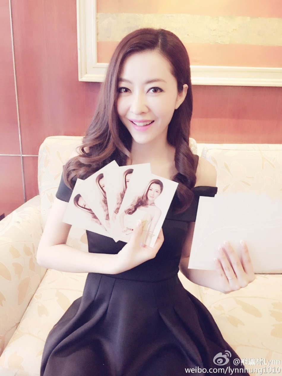 熊黛林嘟嘴晒签名照 晋升人妻后更加迷人了