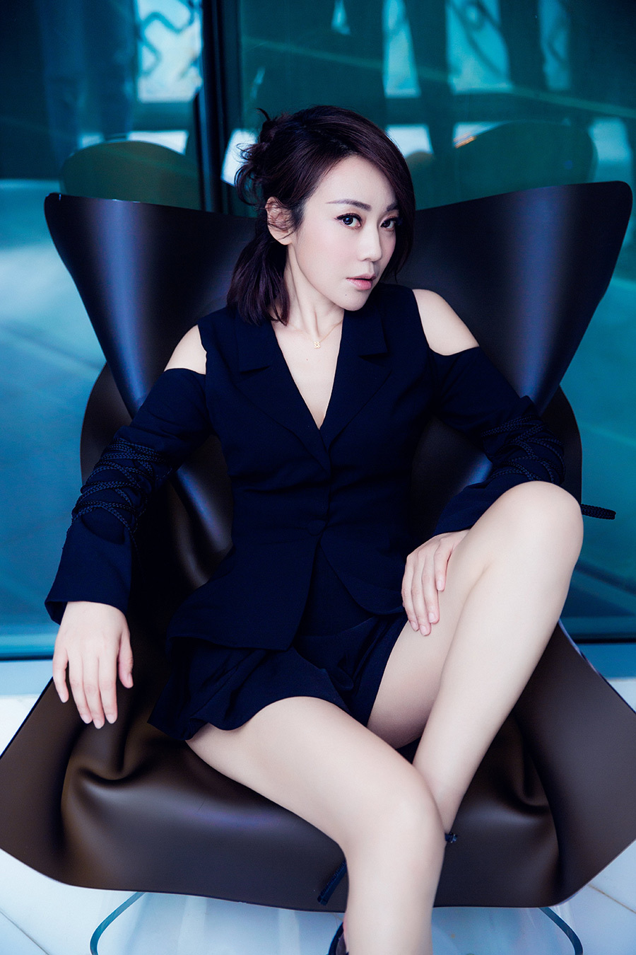 贺岁女王闫妮大秀美腿图