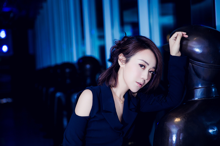 贺岁女王闫妮大秀美腿图