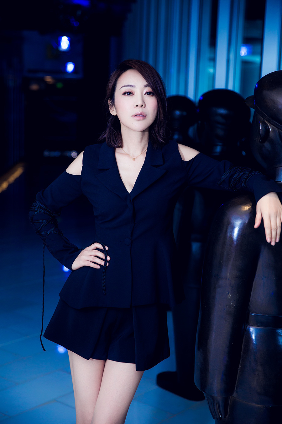 贺岁女王闫妮大秀美腿图