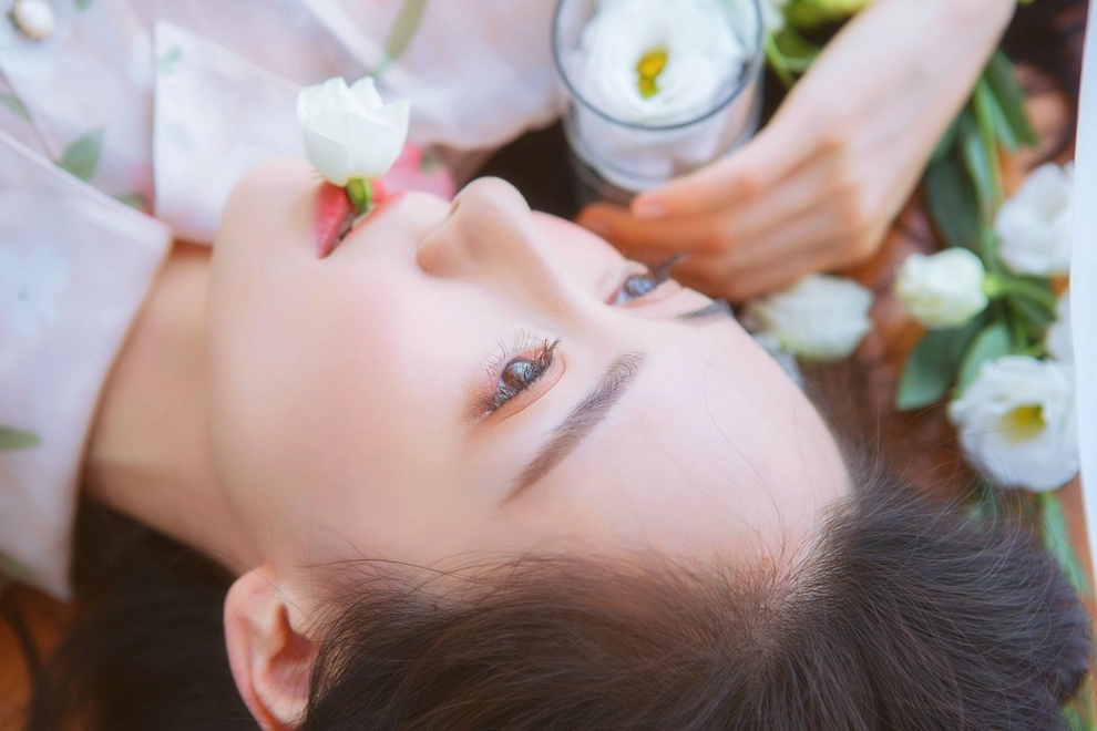 红唇美女白纱高冷家居私房诱惑写真照