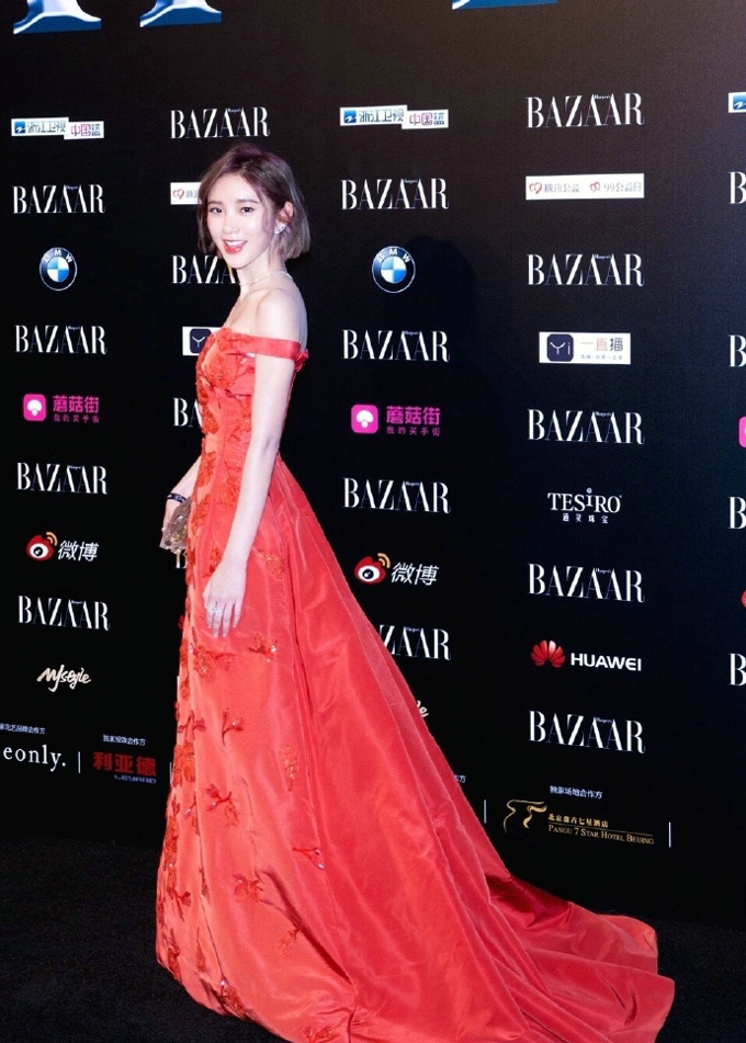 唐艺昕红色礼服活力四射