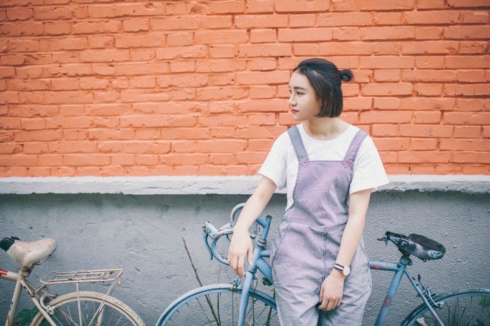 背带裤短发青春美女时尚街拍唯美俏皮写真