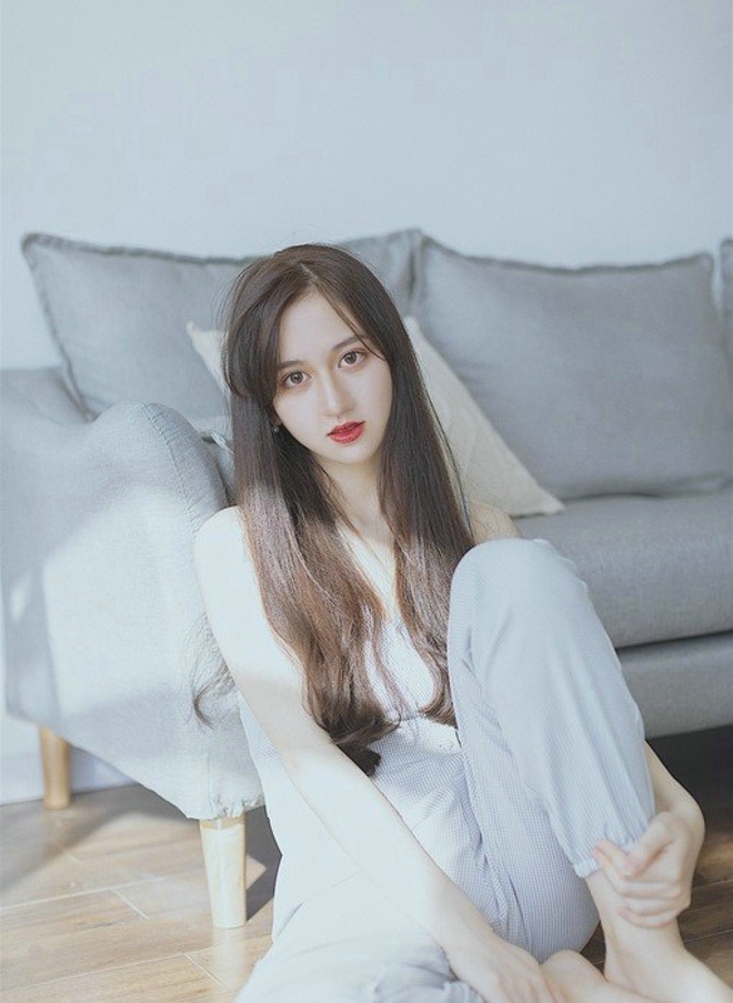 红唇美女白纱高冷家居私房诱惑写真照