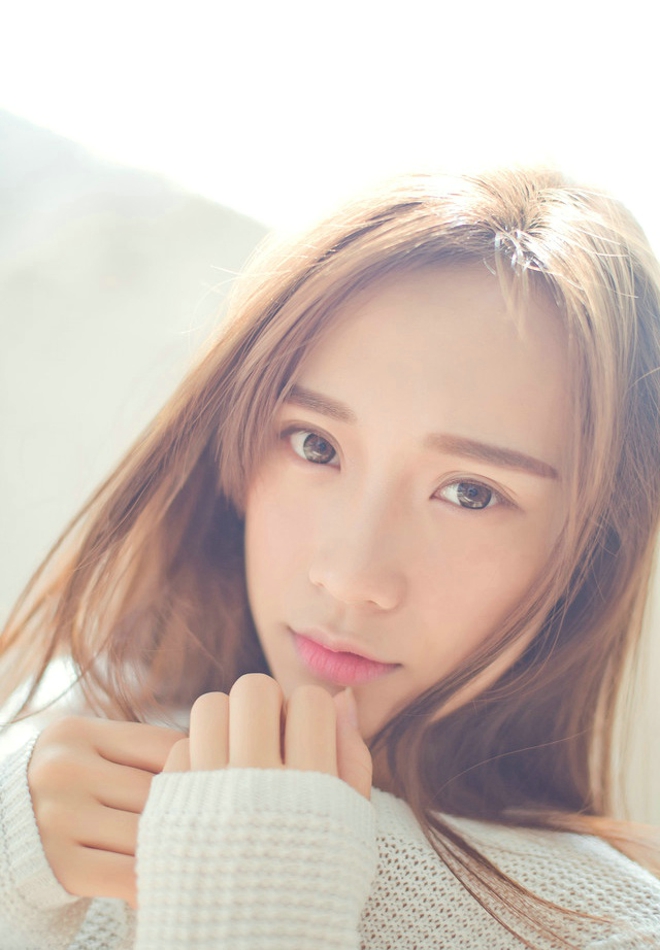 白衣少女周末家中放纵大长腿福利写真图