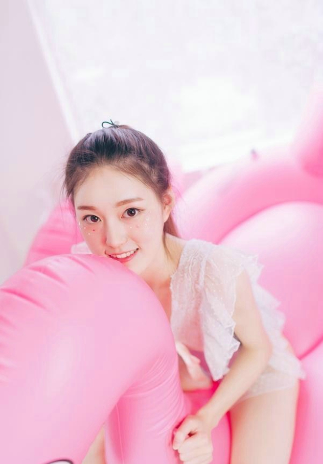 粉色清纯妹子私房可爱阳光睡衣写真