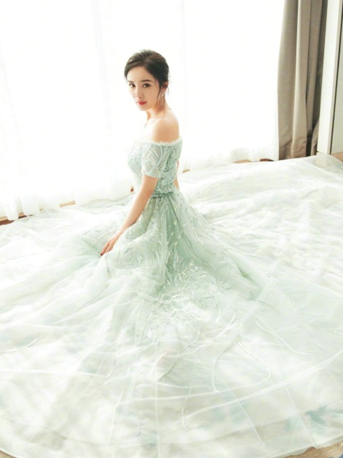 杨幂出席上海电影节清新优雅浪漫精致写真照