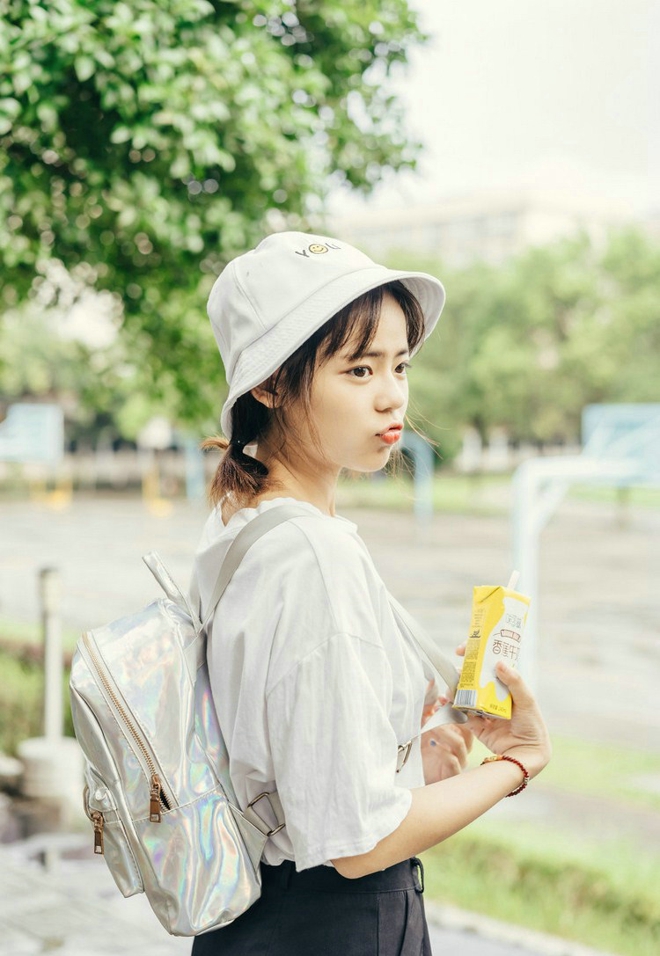 清纯可爱的美女校园私拍写真文艺范十足