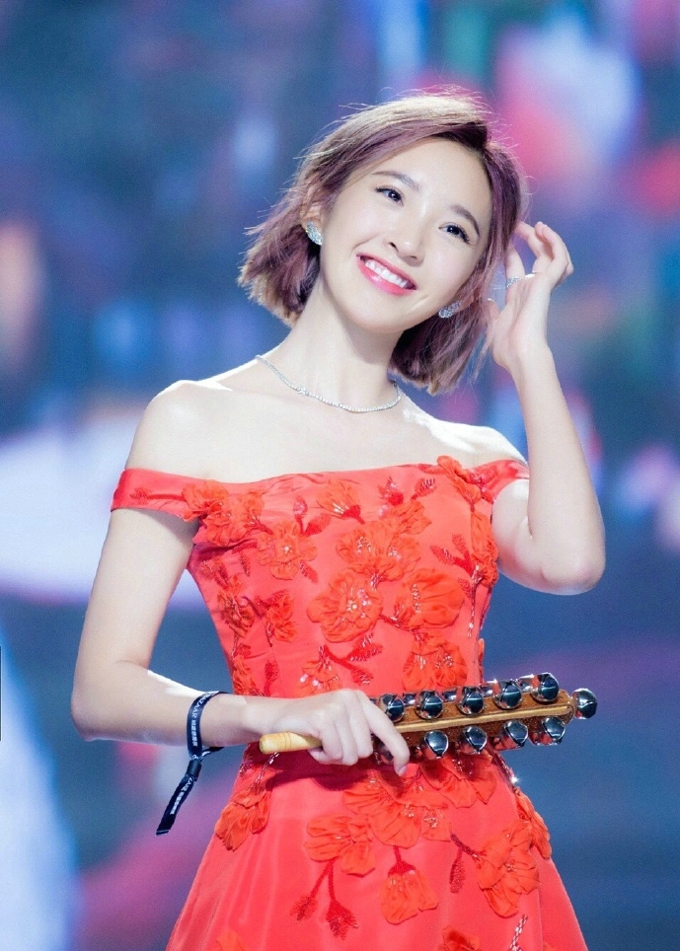 唐艺昕红色礼服活力四射