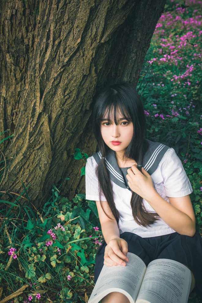 花海中清纯漂亮学生妹户外恬静优雅可爱迷人写真