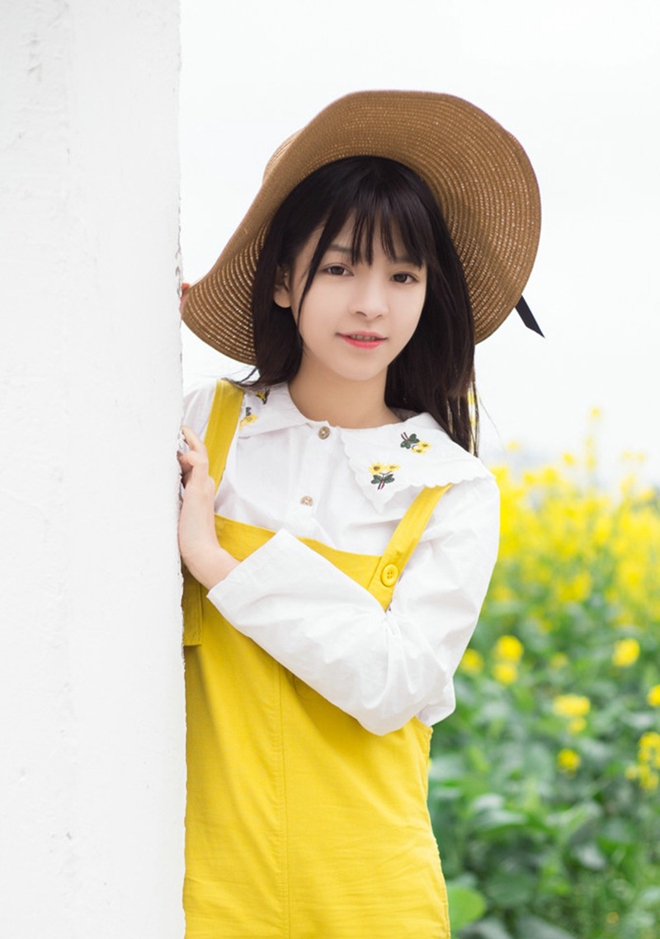 草帽黄裙美女田园风唯美清纯私拍