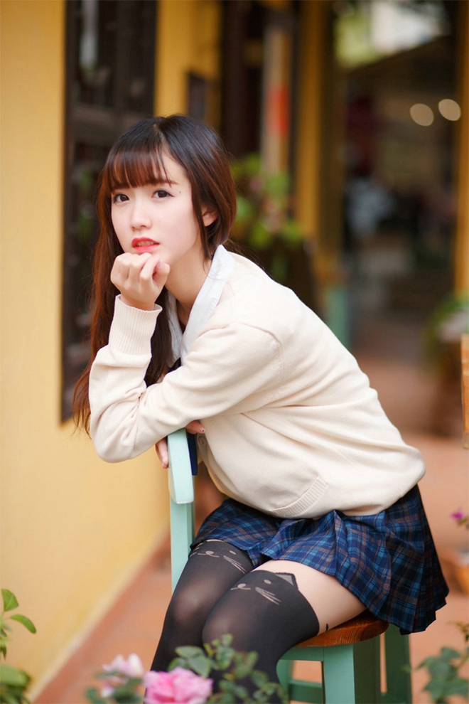 清纯校园学生装刘海美女午后操场福利写真