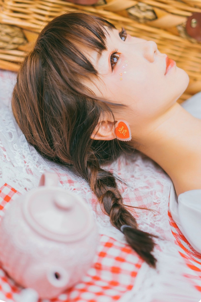 甜美粉嫩美女可爱烟熏妆户外俏皮私拍套图