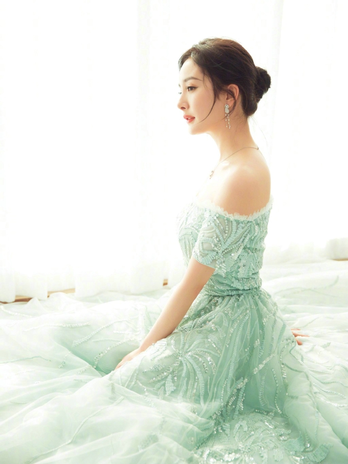 杨幂出席上海电影节清新优雅浪漫精致写真照