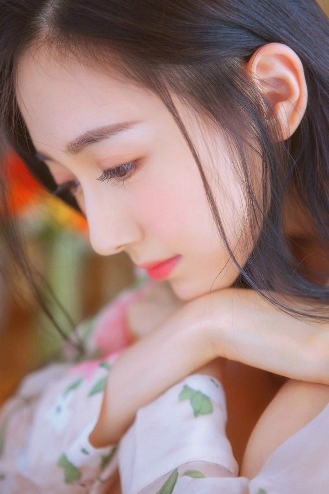 红唇美女白纱高冷家居私房诱惑写真照