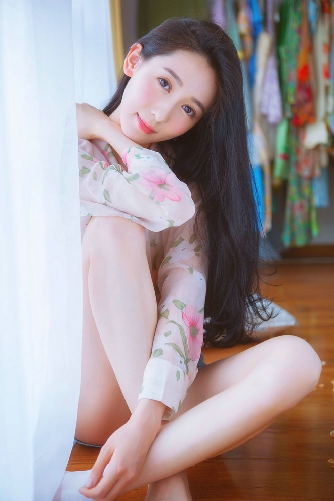 红唇美女白纱高冷家居私房诱惑写真照