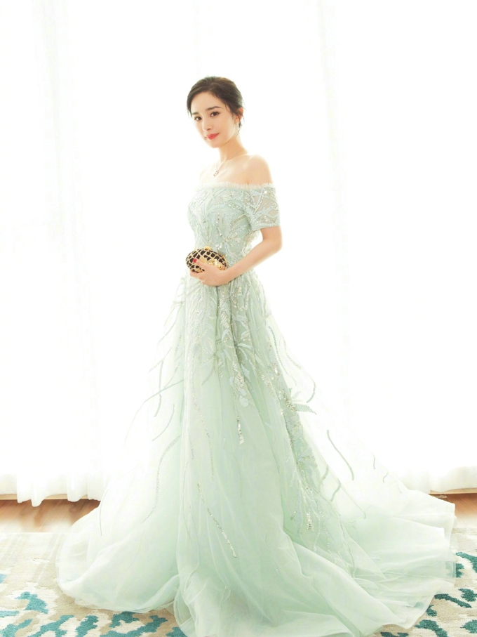 杨幂出席上海电影节清新优雅浪漫精致写真照