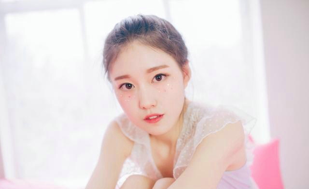 粉色清纯妹子私房可爱阳光睡衣写真