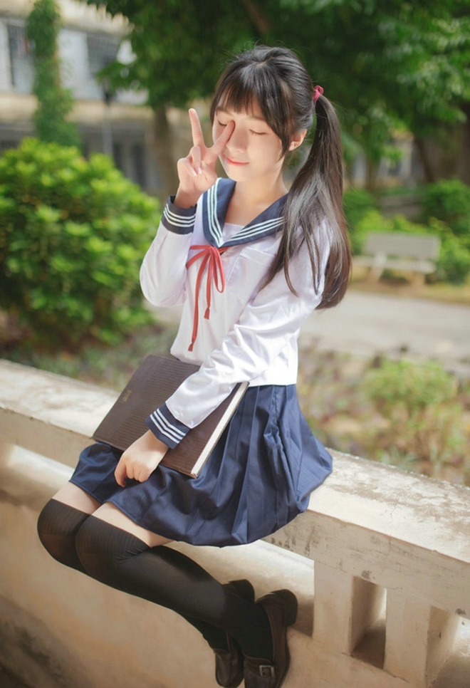 运动系萌妹操场运球清新俏皮美腿写真诱惑