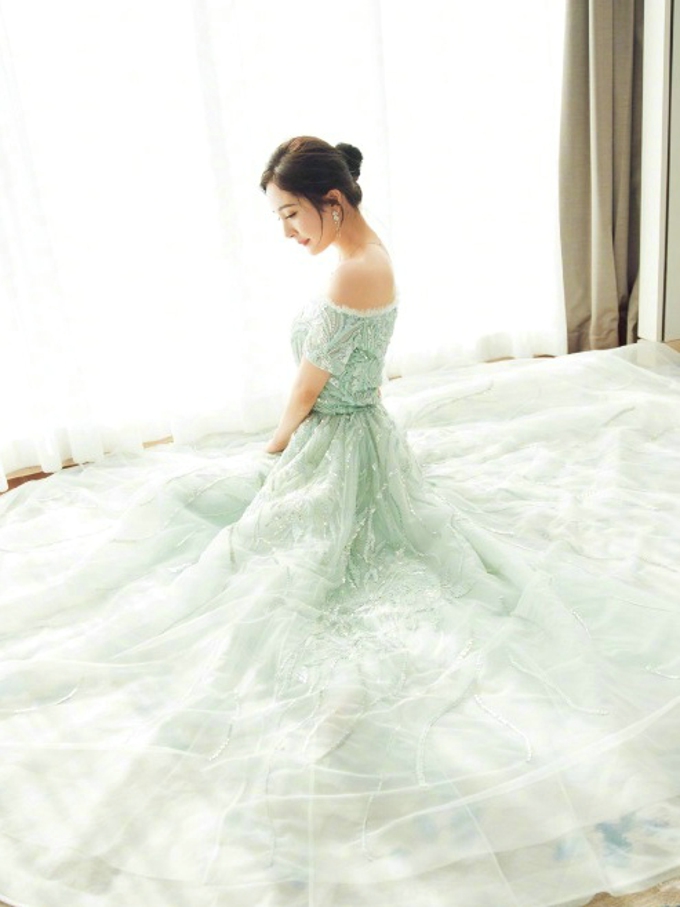 杨幂出席上海电影节清新优雅浪漫精致写真照