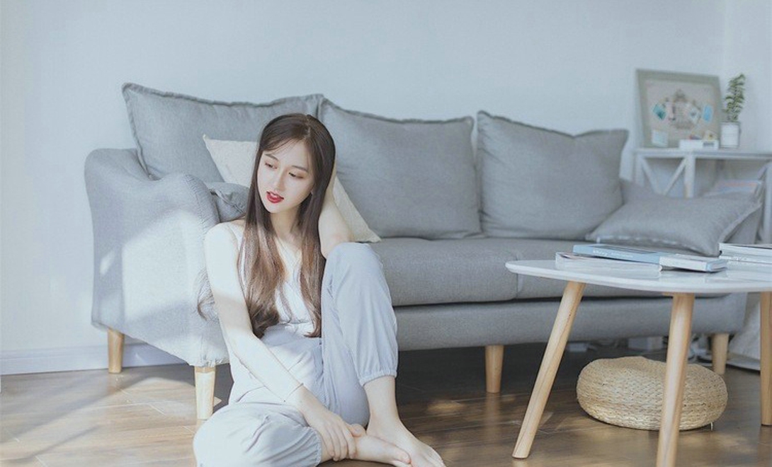 红唇美女白纱高冷家居私房诱惑写真照