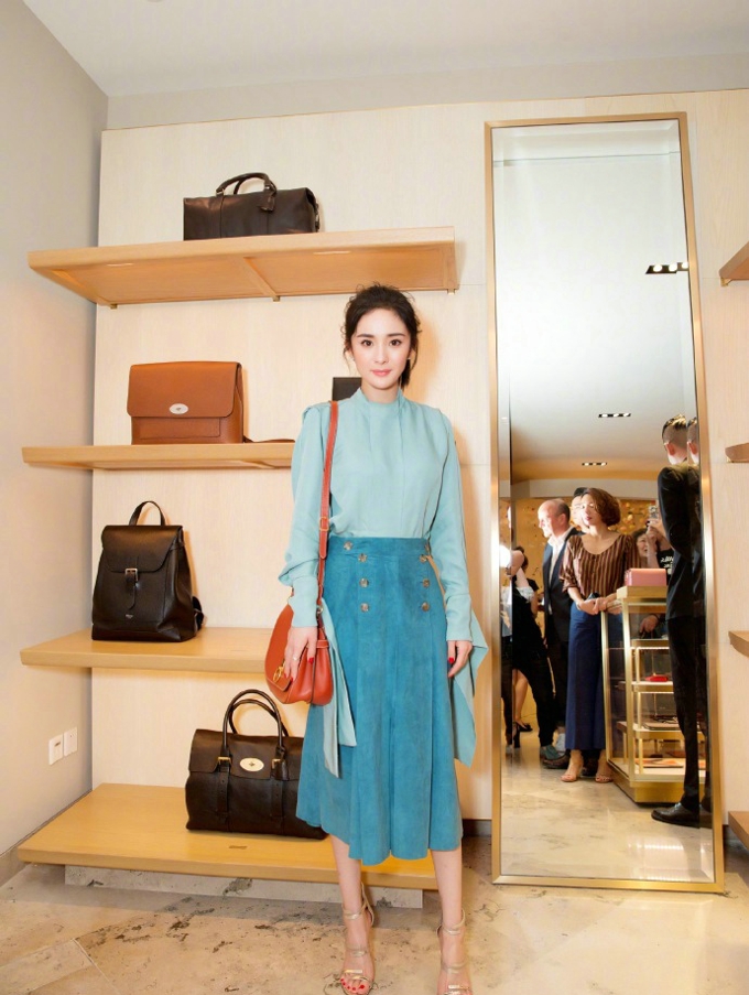 杨幂出席上海电影节清新优雅浪漫精致写真照