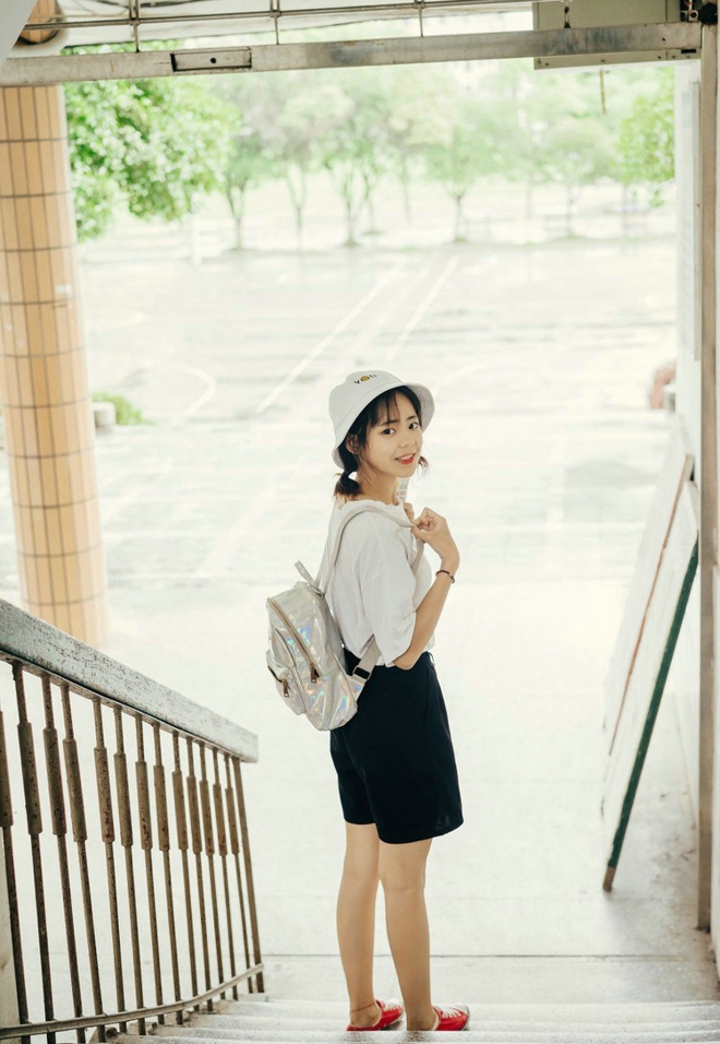 清纯可爱的美女校园私拍写真文艺范十足