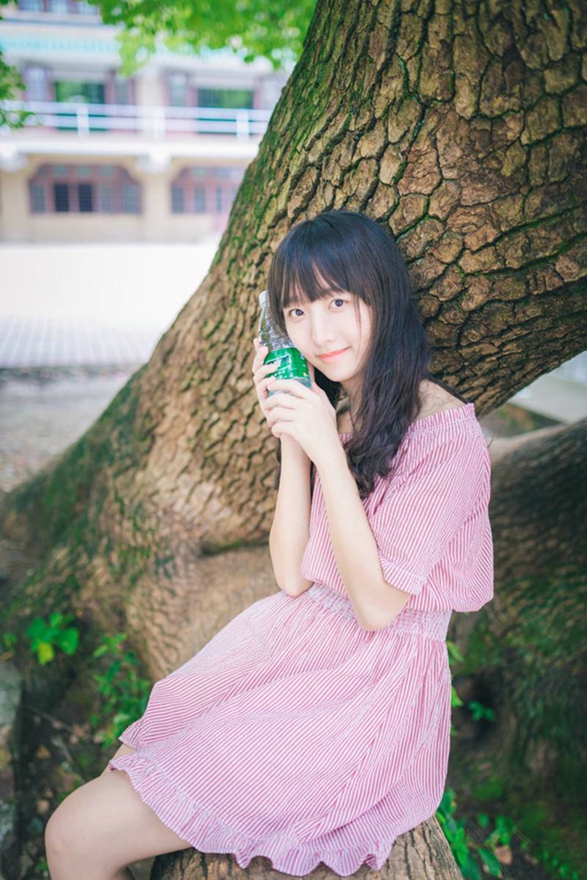 清纯可爱的美女校园私拍写真文艺范十足