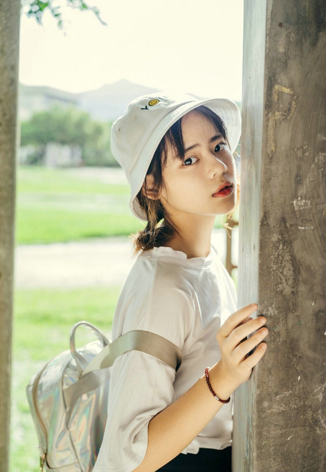 清纯可爱的美女校园私拍写真文艺范十足