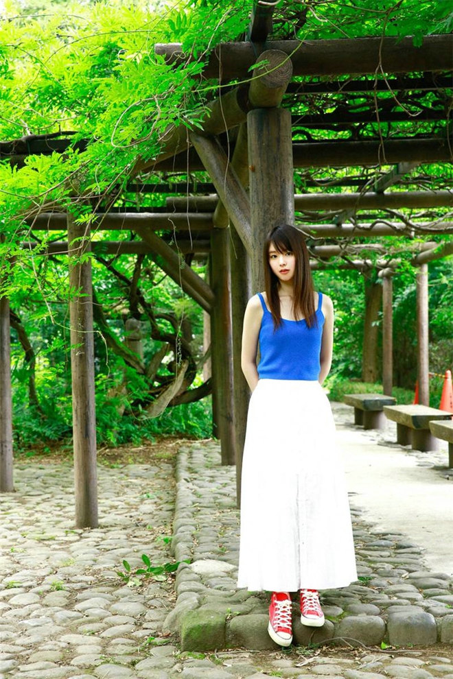 花海中清纯漂亮学生妹户外恬静优雅可爱迷人写真