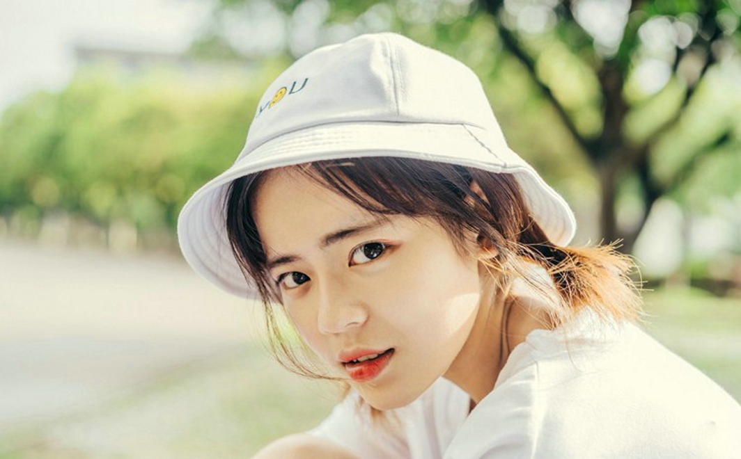 清纯可爱的美女校园私拍写真文艺范十足