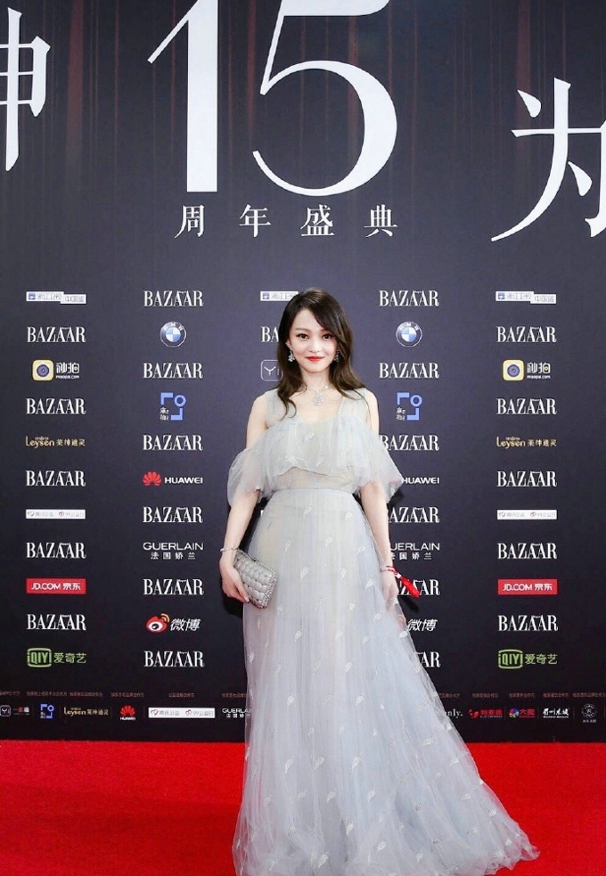 2017时尚芭莎慈善之夜张韶涵红毯长裙写真图
