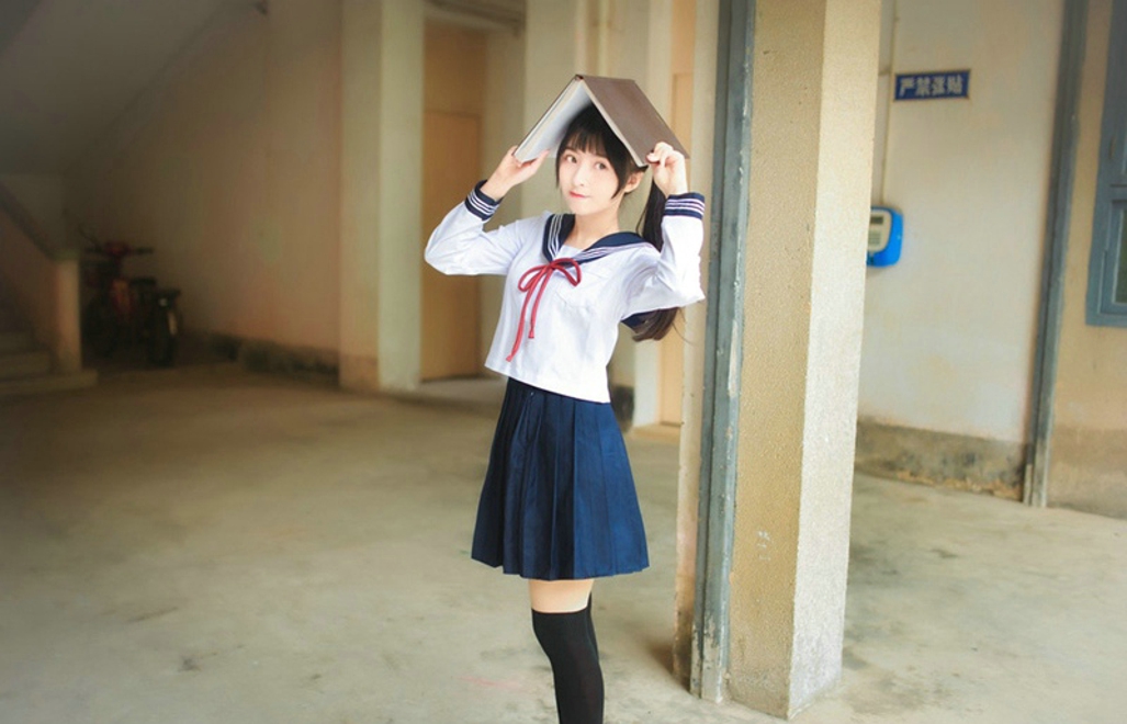 运动系萌妹操场运球清新俏皮美腿写真诱惑