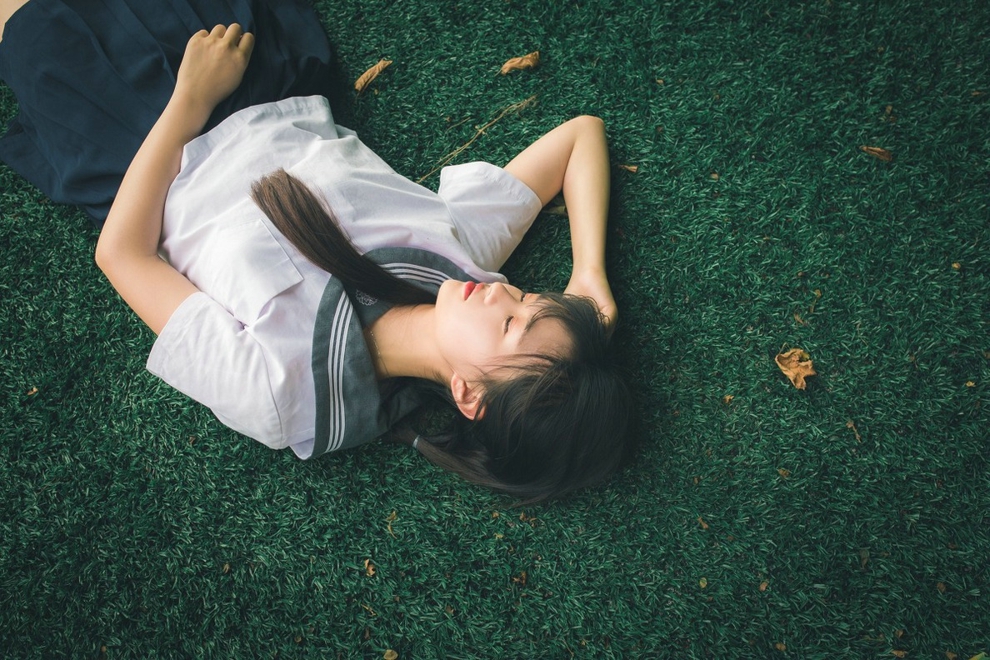 花海中清纯漂亮学生妹户外恬静优雅可爱迷人写真