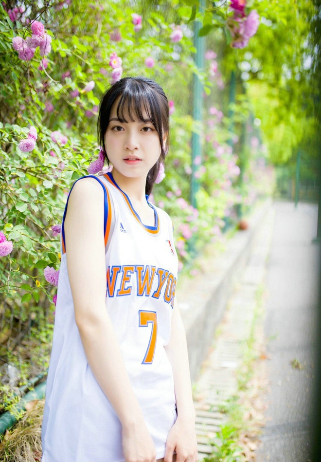 运动系萌妹操场运球清新俏皮美腿写真诱惑