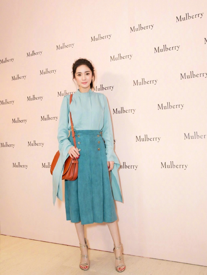 杨幂出席上海电影节清新优雅浪漫精致写真照