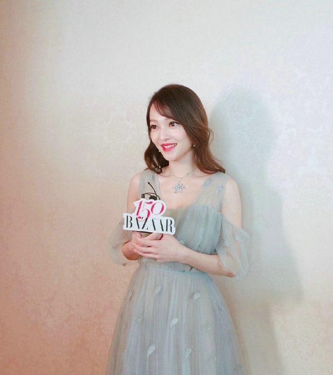 2017时尚芭莎慈善之夜张韶涵红毯长裙写真图