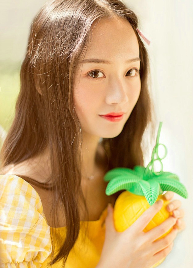 长发黄裙素颜美少女阳光甜美生活写真