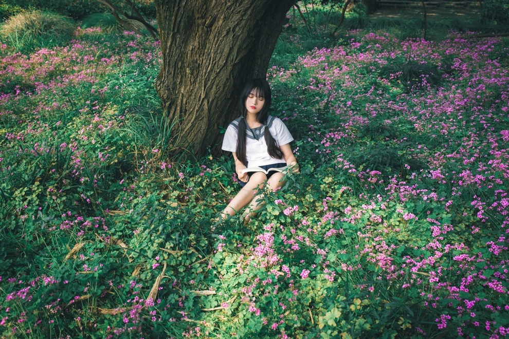 花海中清纯漂亮学生妹户外恬静优雅可爱迷人写真